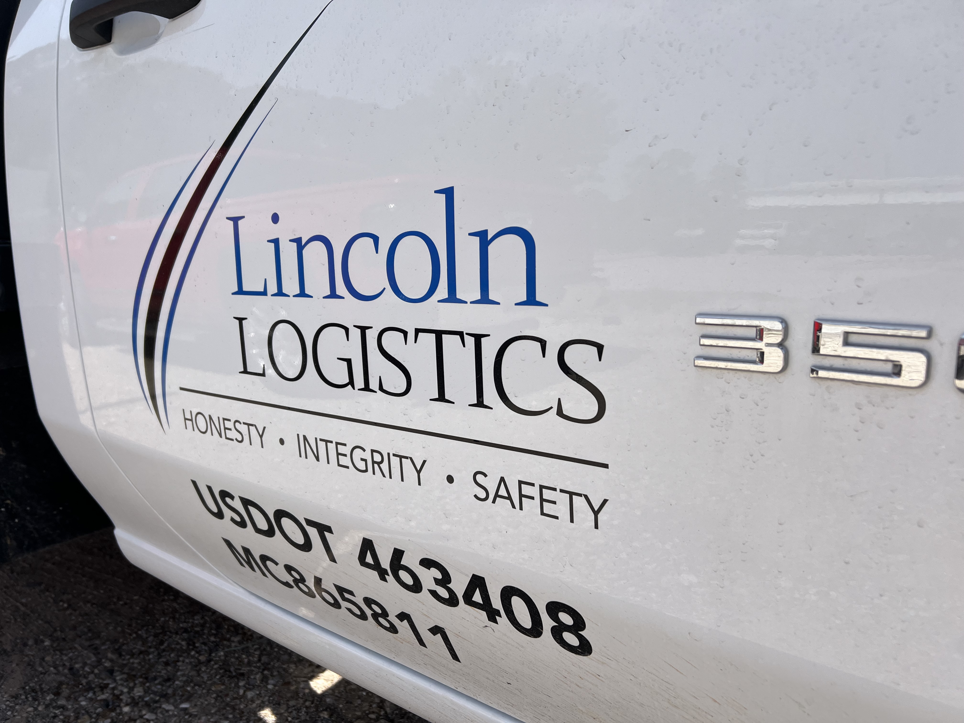 Lincoln Logistics truck in Conroe, Texas