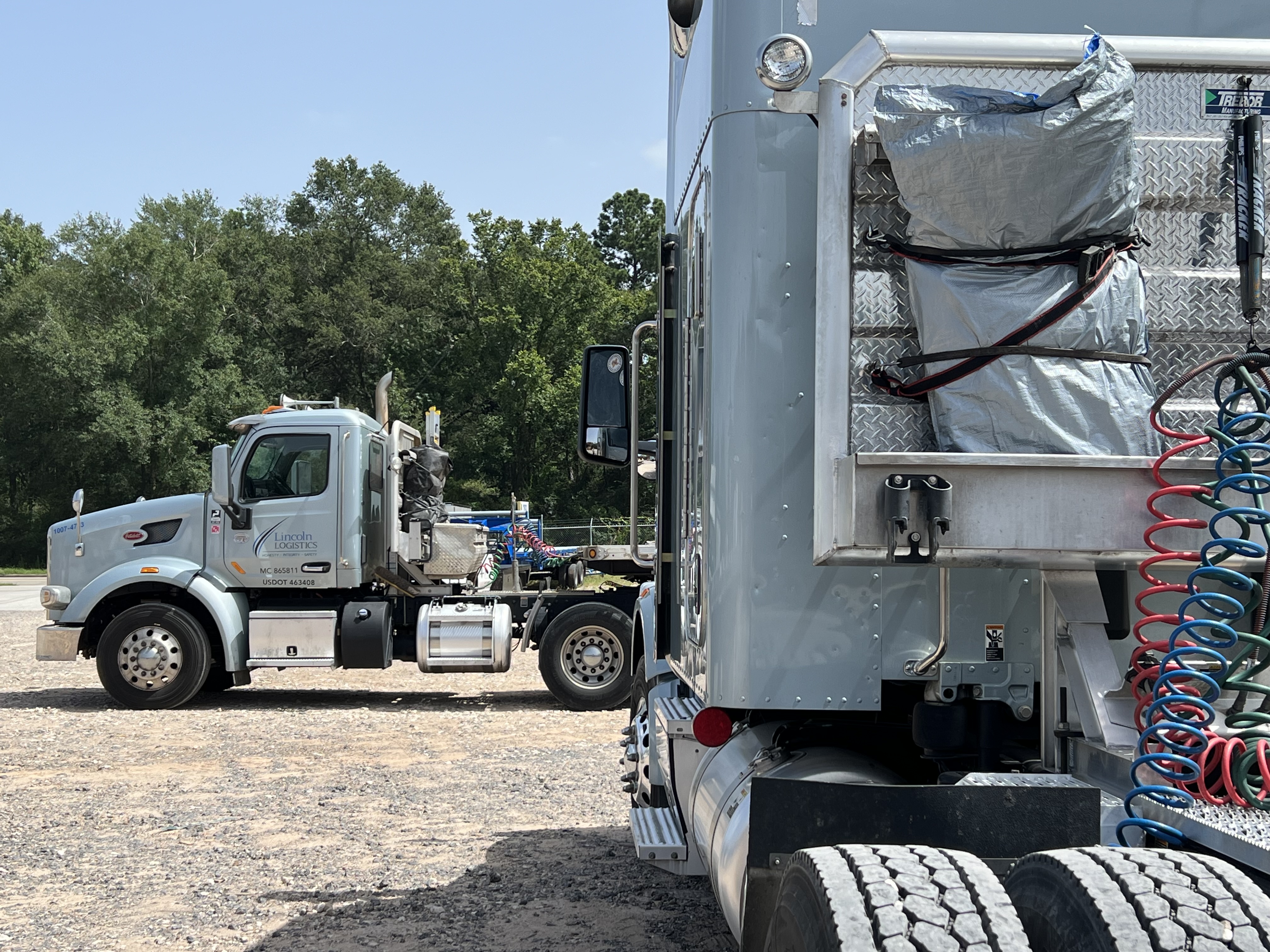 Lincoln Logistics trucks in Conroe, Texas